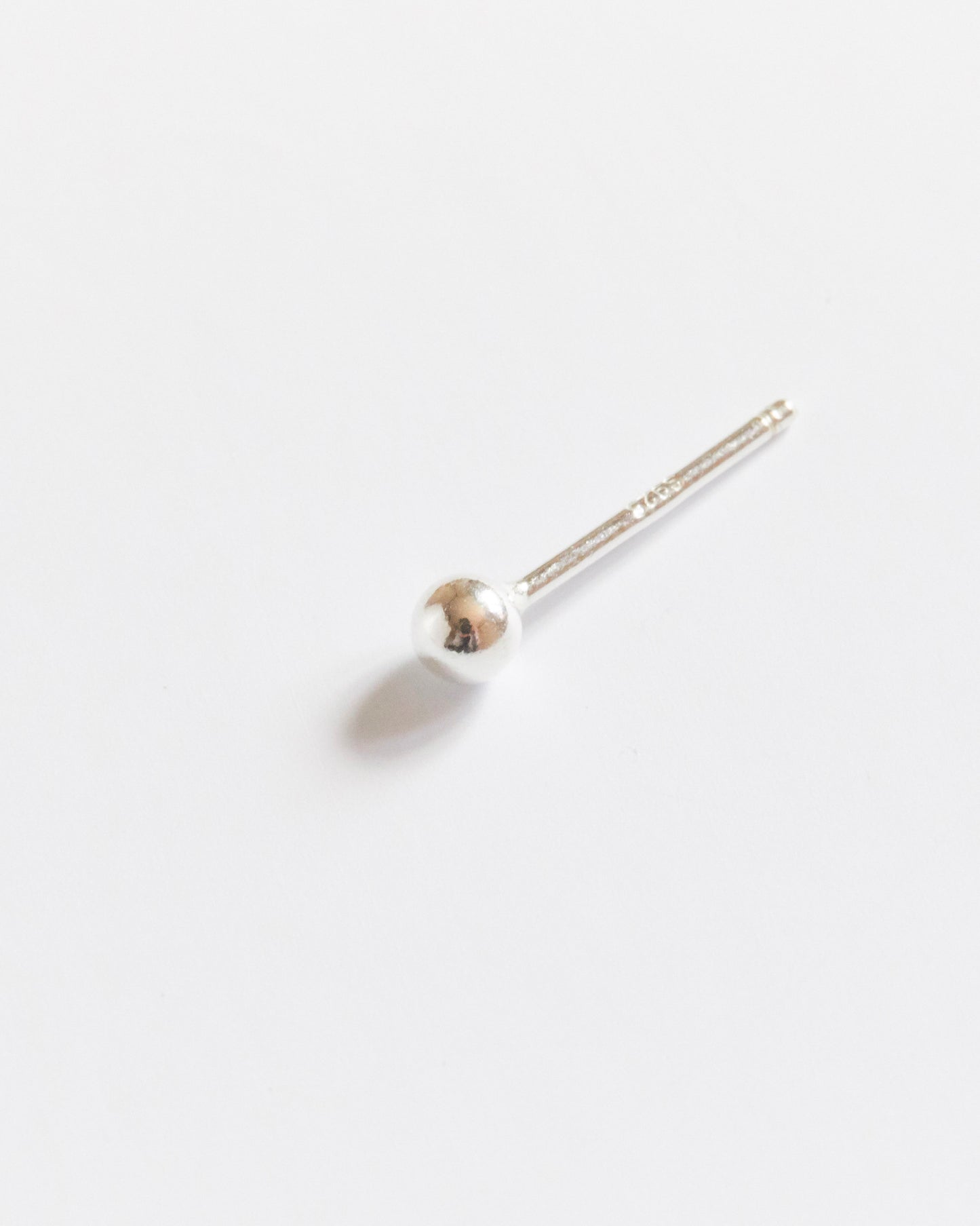 E751 - line dot studs *in stock