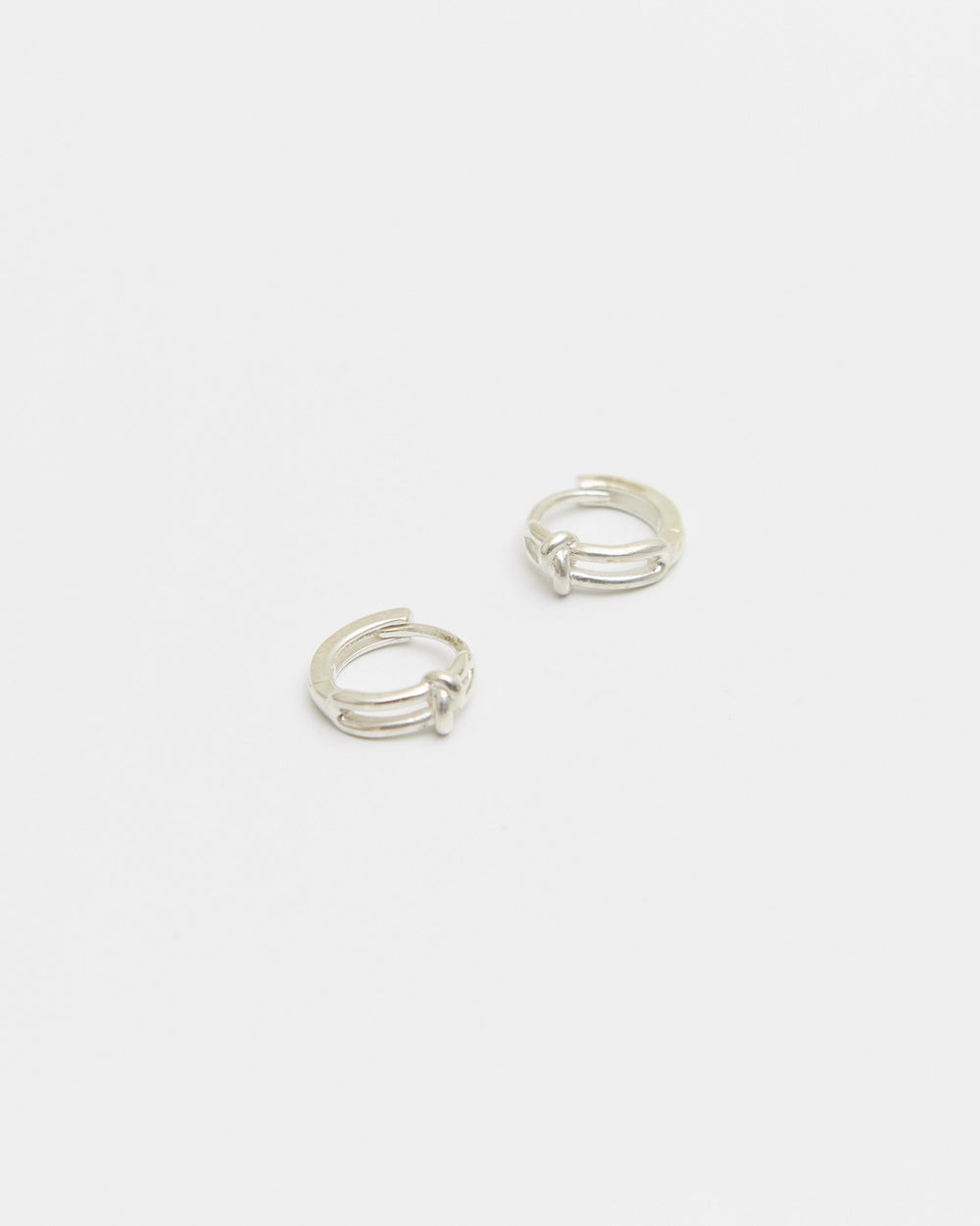 Pair of sterling silver small hoop earrings with a knot detail – HANNA543 E906 click circle hoops