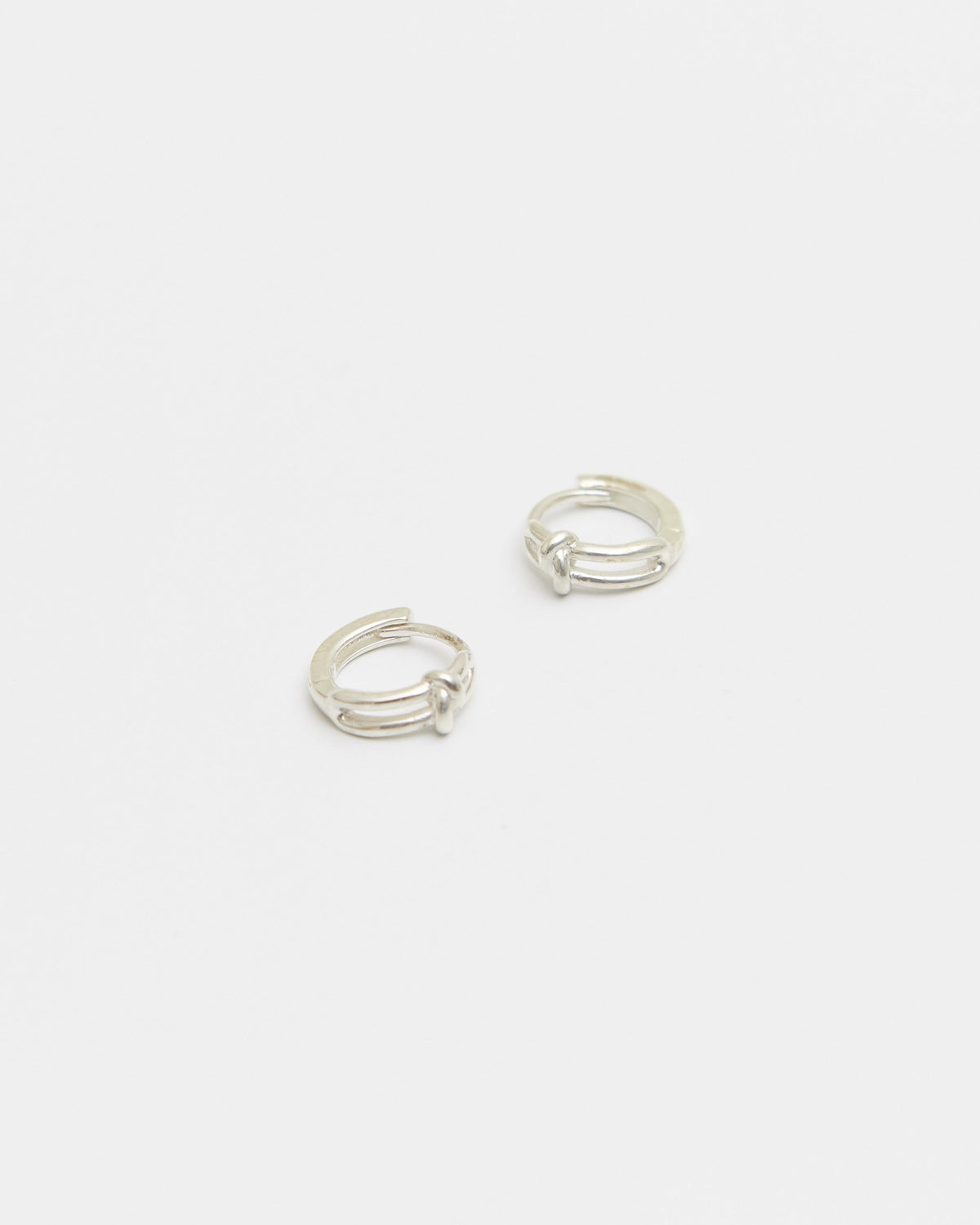 Pair of sterling silver small hoop earrings with a knot detail – HANNA543 E906 click circle hoops