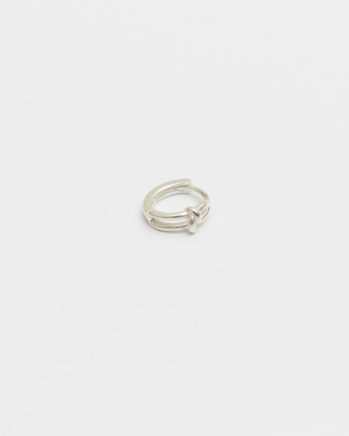 Single sterling silver one-touch hoop earring, close-up – HANNA543 E906 click circle hoops