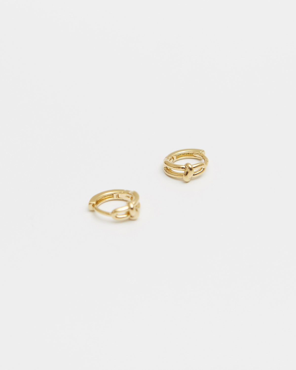 Pair of gold plated small hoop earrings with a knot detail – HANNA543 E906 click circle hoops