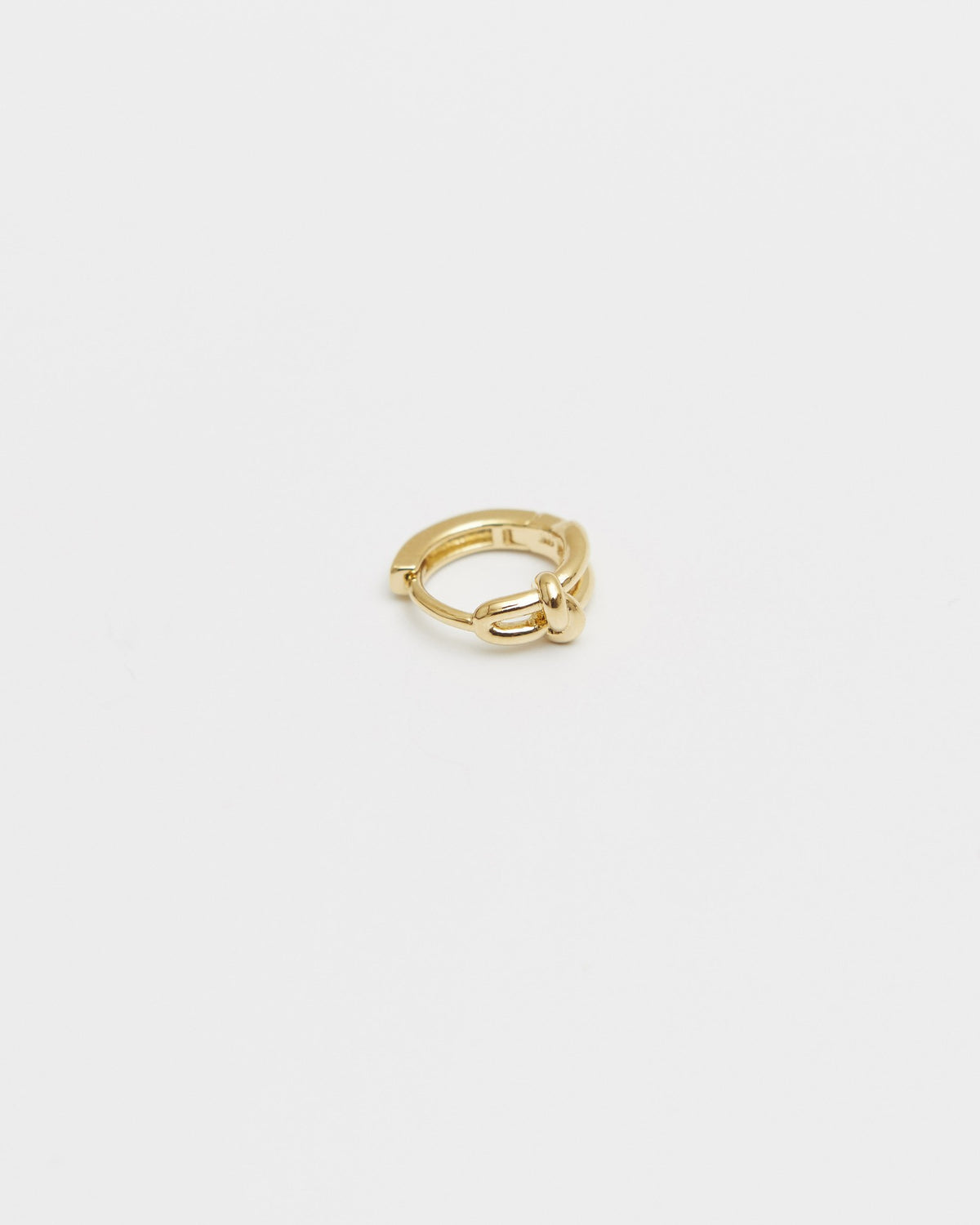 Single gold plated one-touch hoop earring, close-up – HANNA543 E906 click circle hoops