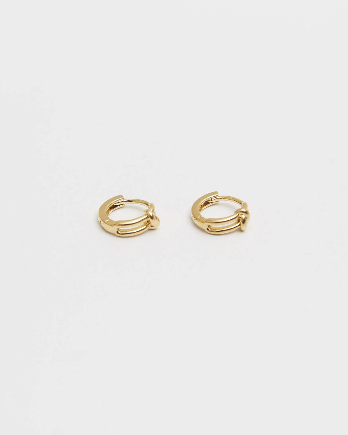 Gold plated knot hoop earrings, front view – HANNA543 E906 click circle hoops