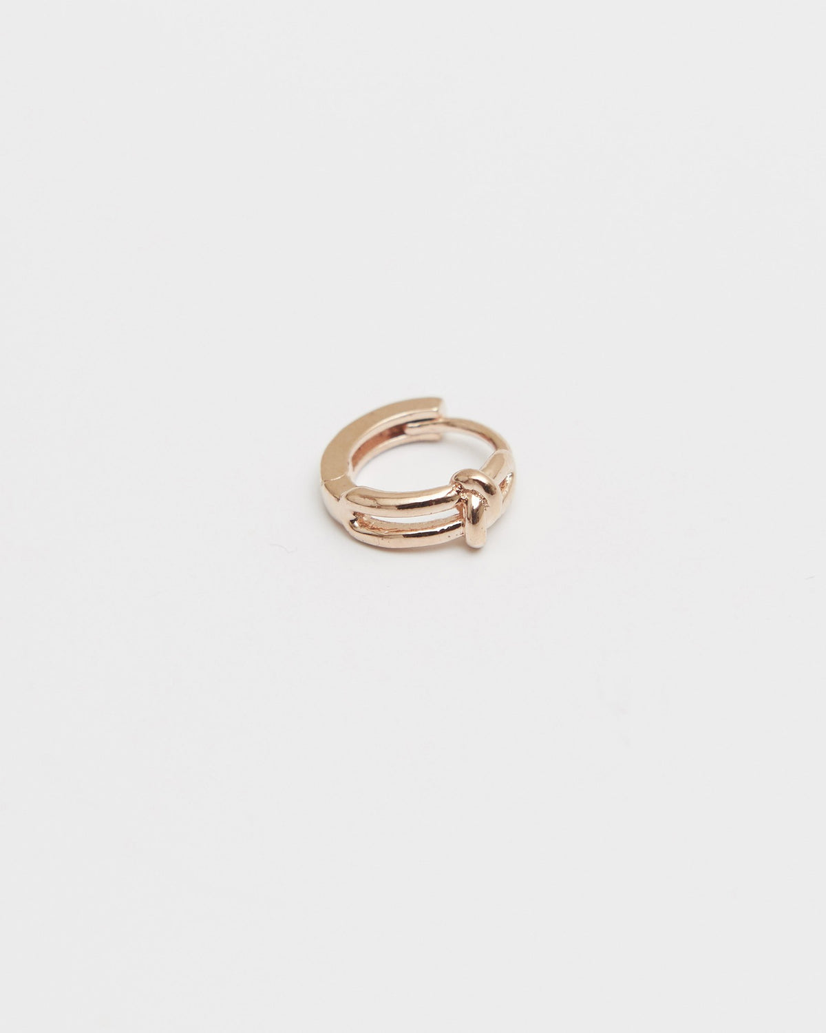 Single pink gold plated one-touch hoop earring, close-up – HANNA543 E906 click circle hoops