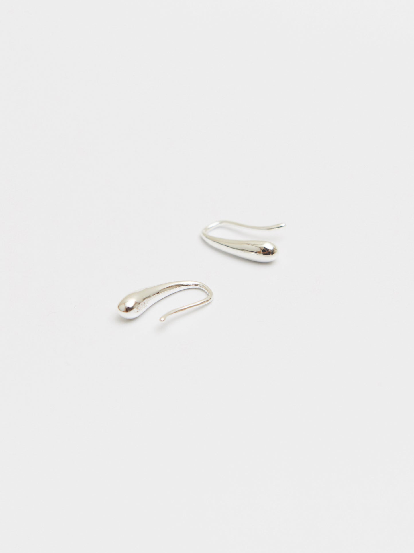 E909S - silver teardrop hooks