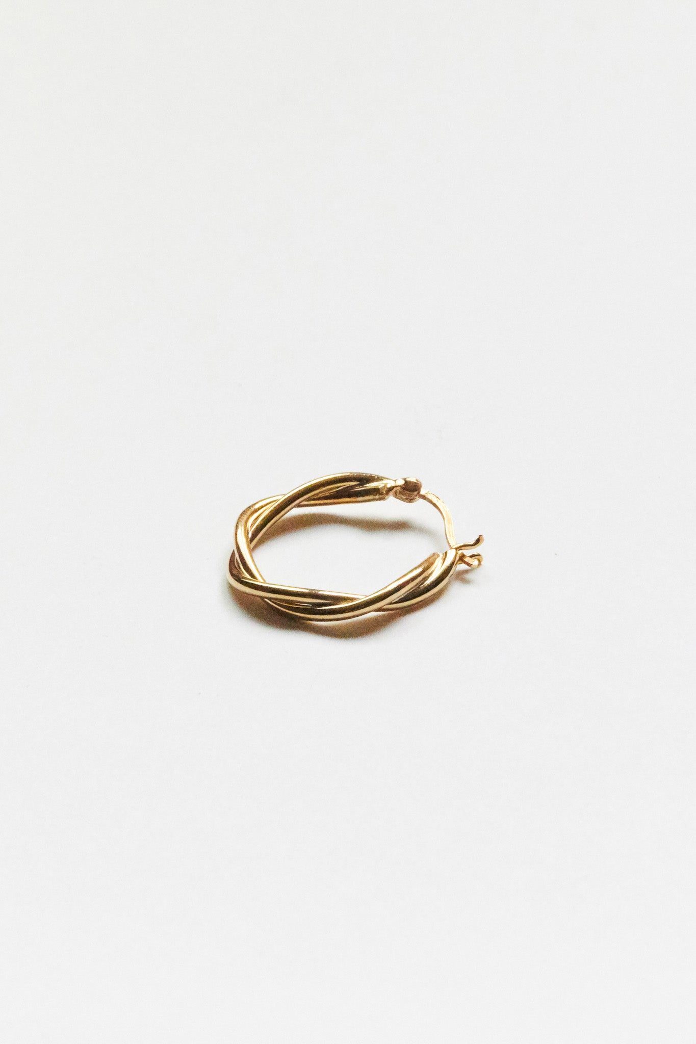 E324YG - gold twisted hoop earrings