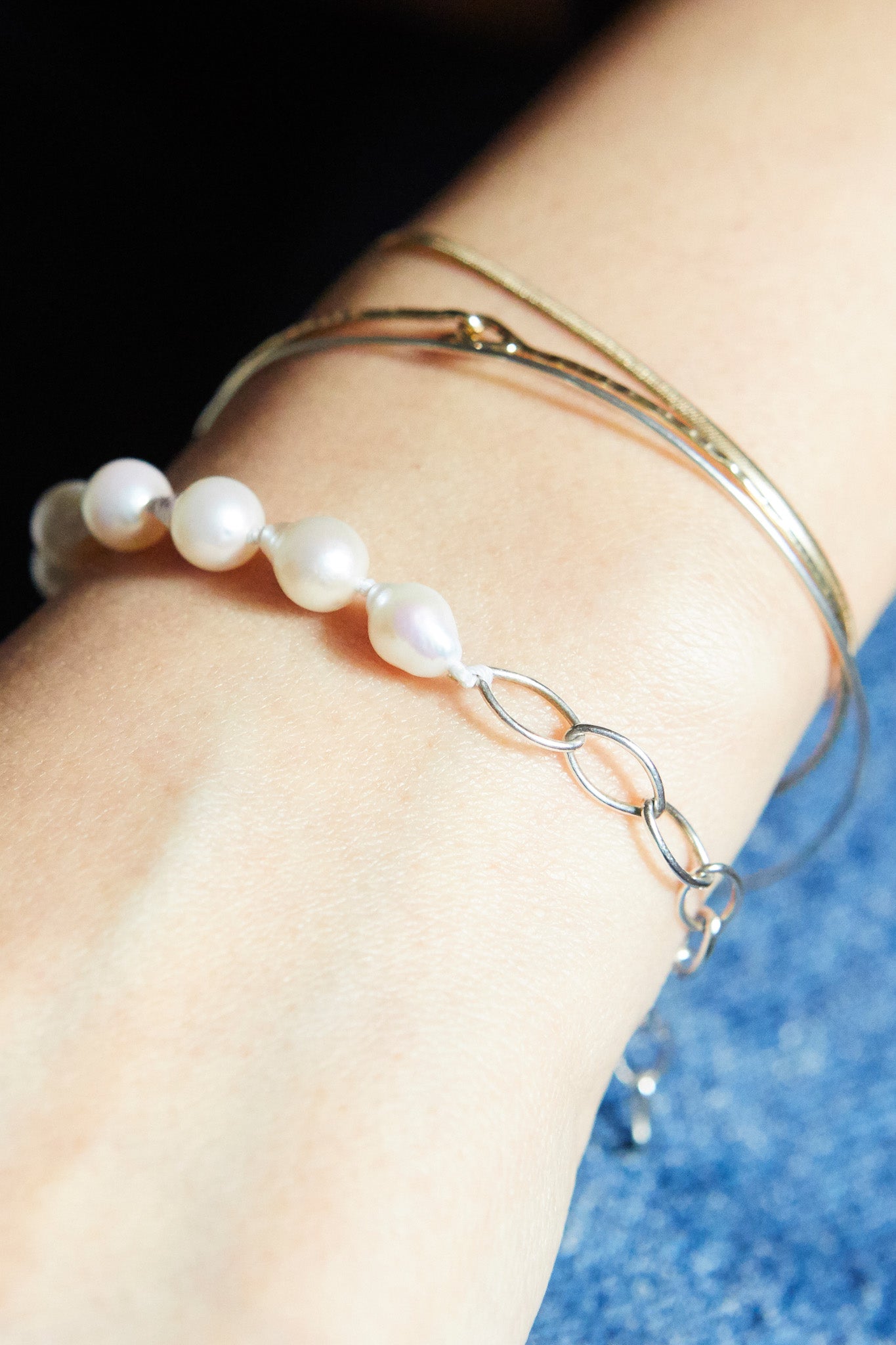 B522 - contemporary pearls bracelet