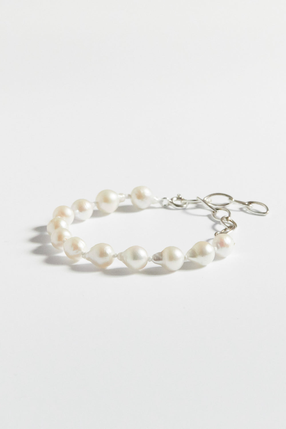 B522 - contemporary pearls bracelet