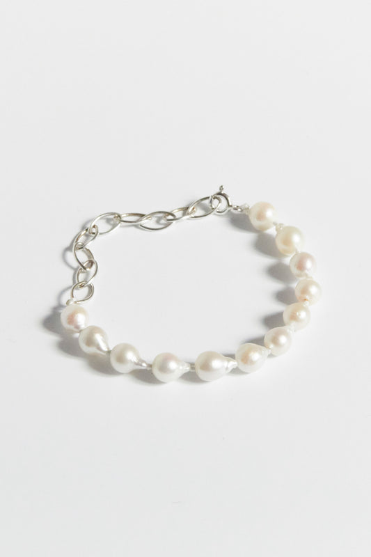 B522 - contemporary pearls bracelet