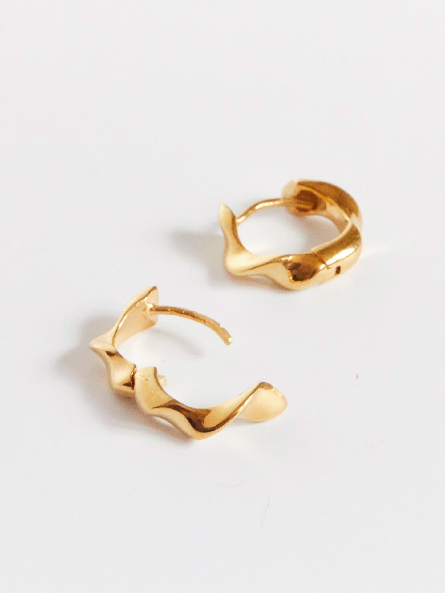 E749YG - swirling breezes gold earrings