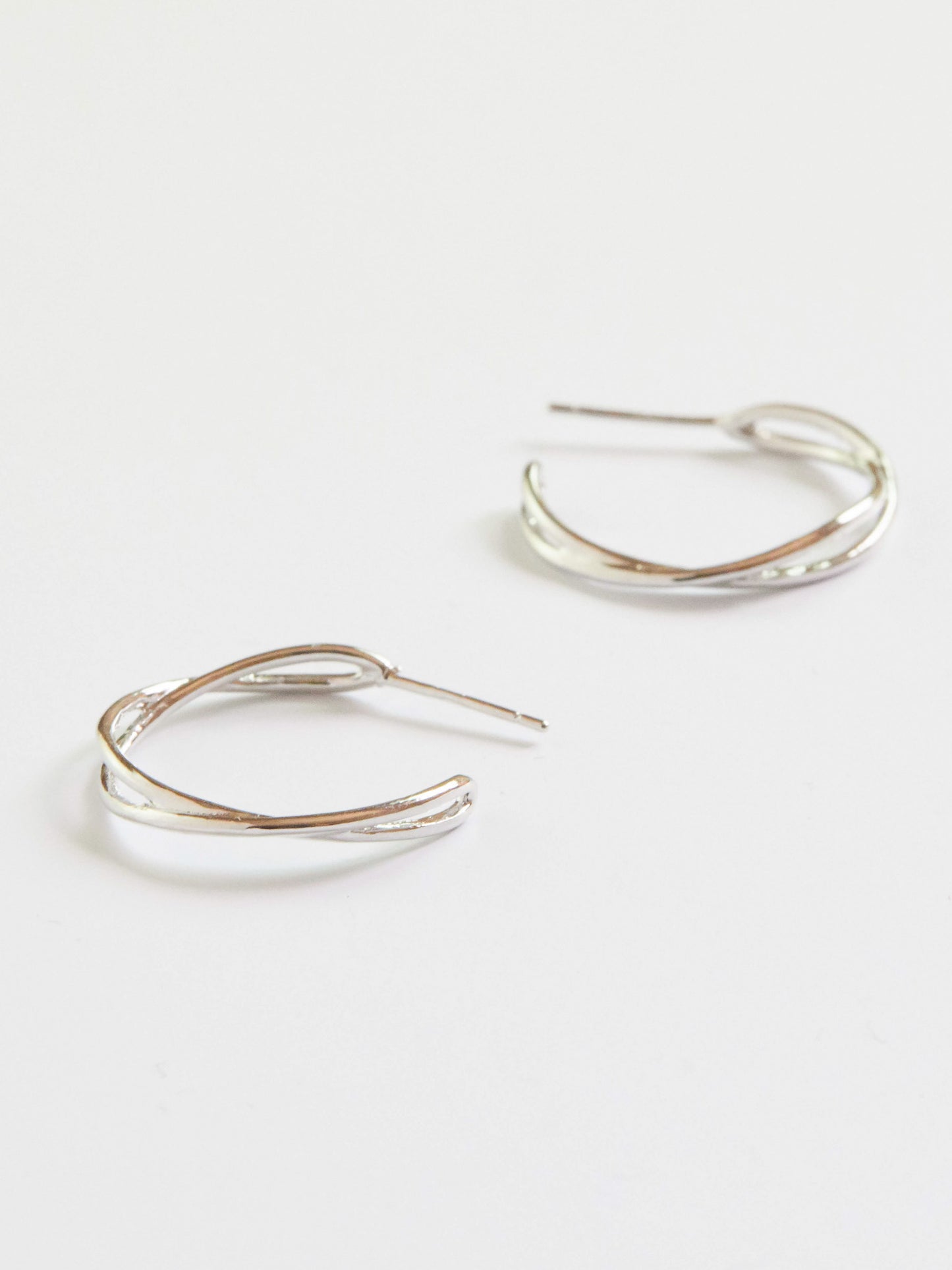 E430S - minimal streamline silver earrings