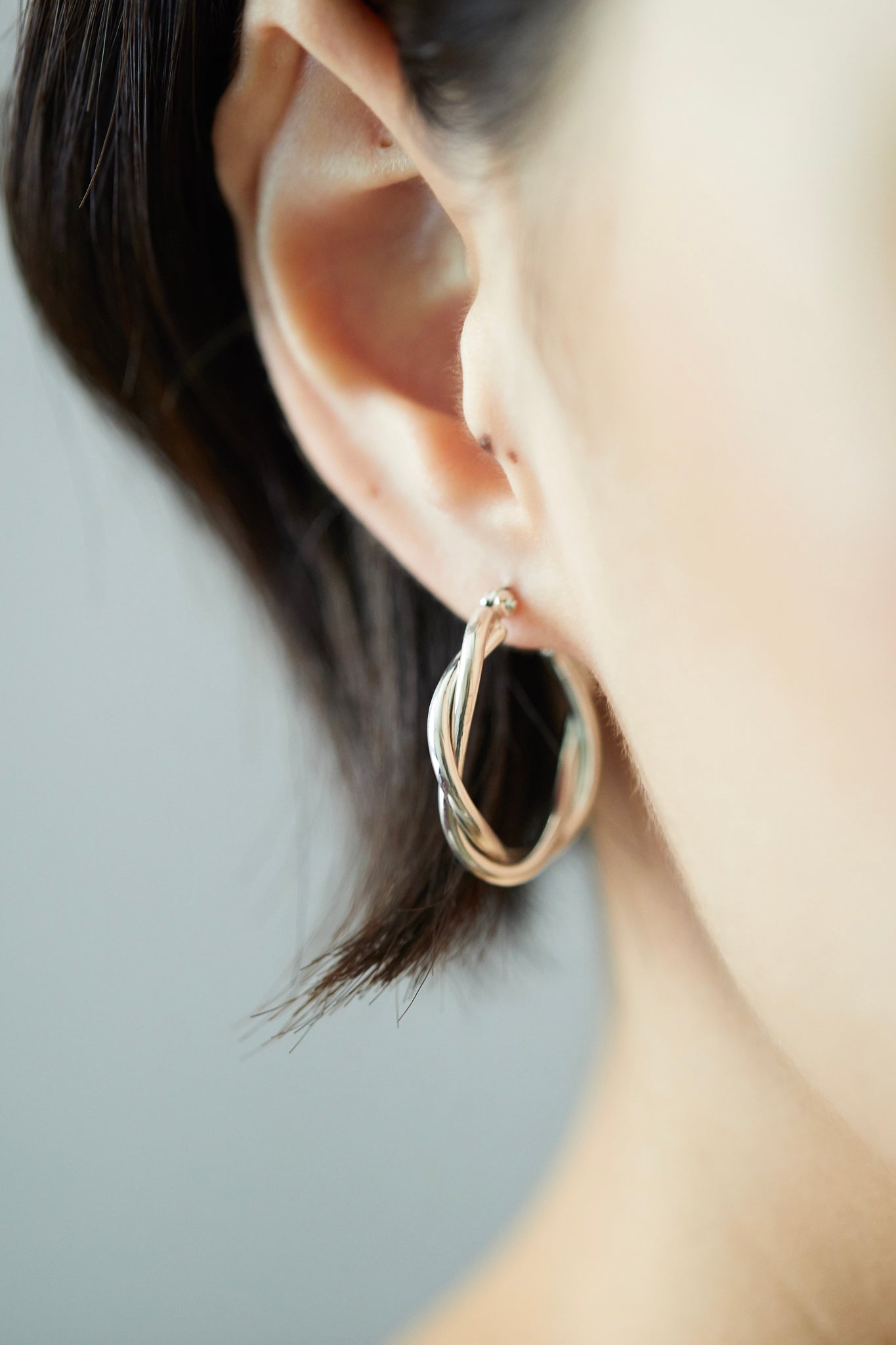 E324S - silver twisted hoop earrings