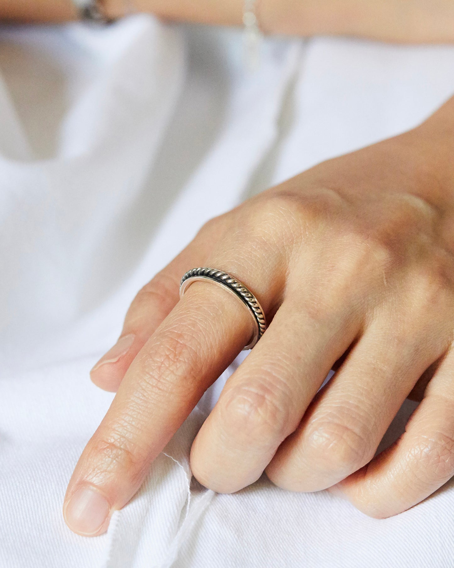 R133 - twist braid band