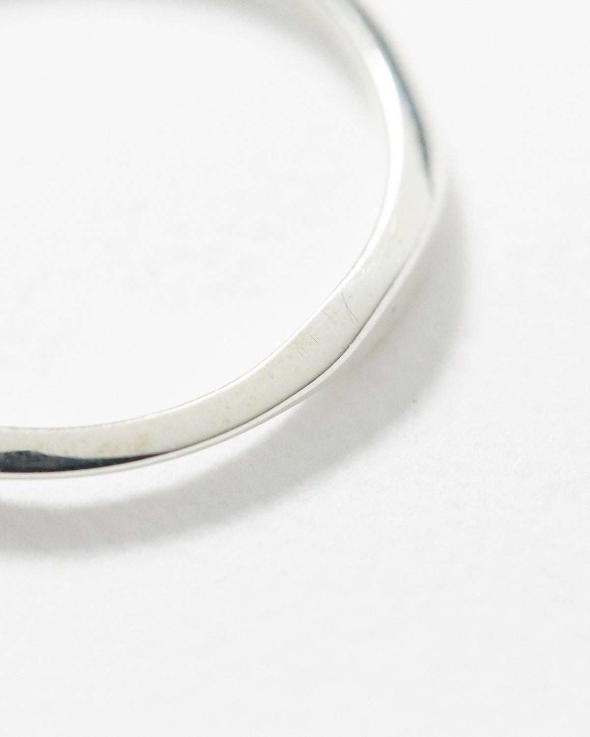 soft arch band ring – curved silver line that rises and settles like an arch | HANNA543
