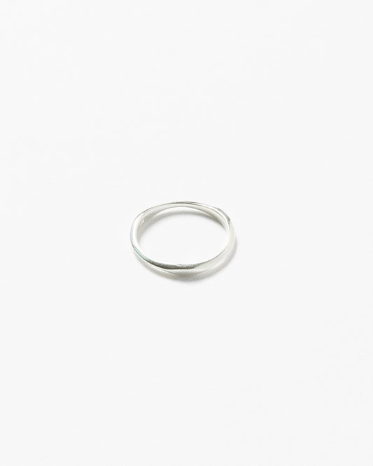 soft arch band ring – minimal silver band shaped by a single soft curve | HANNA543