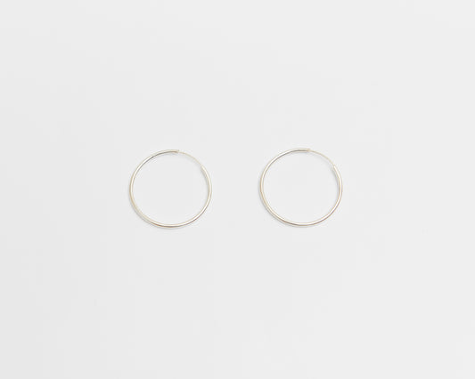 E539 spring loop hoop earring in 925 sterling silver by HANNA543